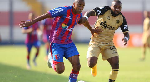 Ismodes lucha el balón con Céspedes en el cotejo que ganó Alianza Universidad a Cusco FC.