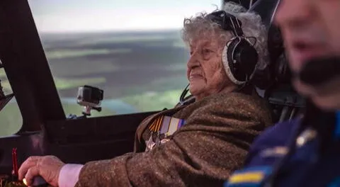 Maria Koltakova, la mujer rusa de 99 años que rompió récords al pilotear un simulador de avión de combate.