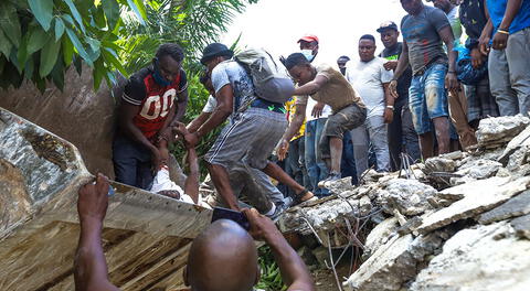 Grupos de personas realizan tareas de búsqueda de supervivientes tras un seísmo de magnitud 7,2 en Los Cayos (Haití). Foto: EFE