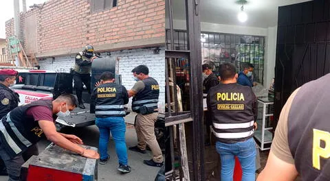 Los agentes de la Policía Fiscal en plena intervención y decomiso