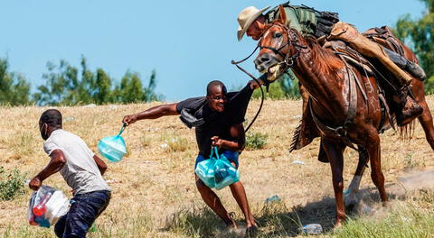 ¡Inhumano! Agentes de la Patrulla Fronteriza atacan con caballos a migrantes haitianos