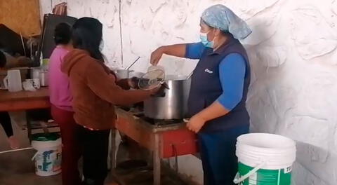 Familias no cuentan con agua potable ni alcantarillado desde hace 20 años, por lo que se sienten obligados a cargar pesados baldes.