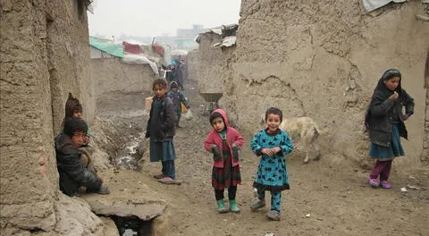 Los niños en Afganistán están muriendo en hospitales a causa del hambre. Foto: AFP/Referencial