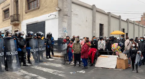 Fiscalizadores se enfrentaron con ambulantes en el Jirón Cusco