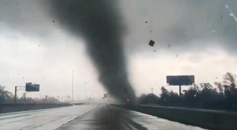 ¡Oh, Dios mío!: mujer se cruza con tornado cuando conducía por una vía
