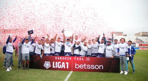 Alianza Lima recibió el tradicional plato que lo proclama como el ganador de la Fase 2.