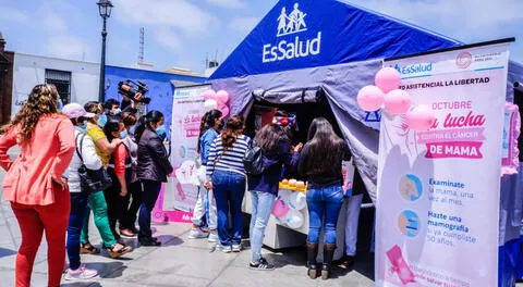 Mujeres se acercaron a la carpa de EsSalud para informarse sobre cáncer de mama. Foto: EsSalud