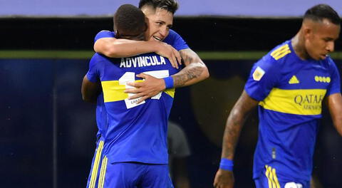 Vásquez y Advíncula en un efusivo abrazo tras el primer gol de Boca.