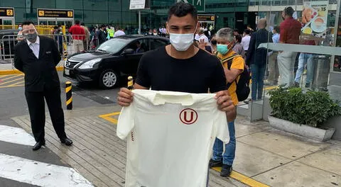 Ángel Cayetano posa orgulloso con la camiseta de Universitario de Deportes.