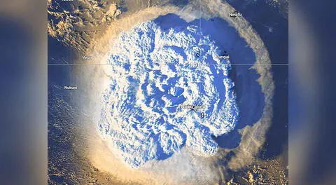 El satélite captó el preciso instante de la erupción volcánica submarina.
