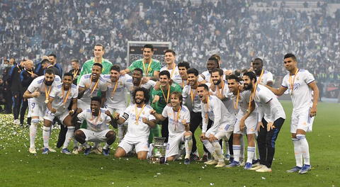 Asi posan los campeones del Real Madrid tras conseguir su título doce de la Supercopa de España