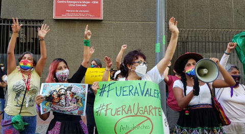 Colectivos llegaron para reclamar al presidente su decisión de nombrar a Valer.