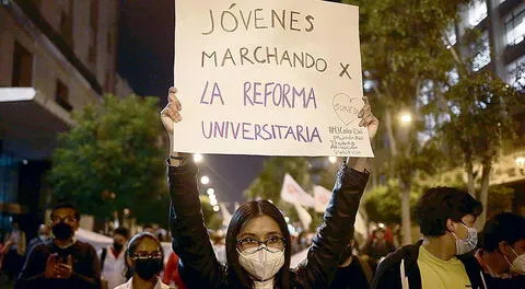 Estudiantes de diversas universidades manifiestan su rechazo conta la ley del Congreso