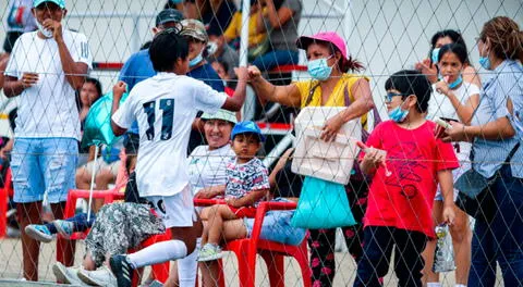 La joven fue hasta las tribunas para agradecer a su mamá por el apoyo para jugar al fútbol.
