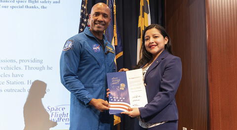 Ingeniera peruana Rosa Ávalos-Warren es reconocida por su buen trabajo en la NASA.