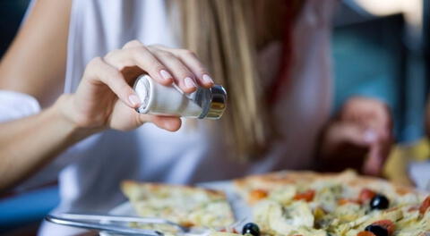 Excesivo consumo de sal en las comidas puede ser dañino.