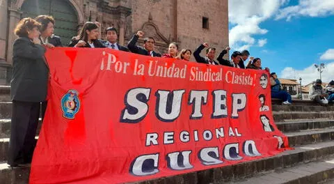Gremio de profesores se movilizaron por la Plaza Mayor del Cusco.