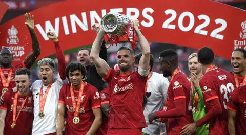 Festejo de Henderson por el octavo título alcanzando por el Liverpool en la FA Cup.