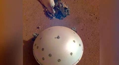 Sismómetro colocado por el módulo de aterrizaje InSight de la NASA en el planeta Marte.