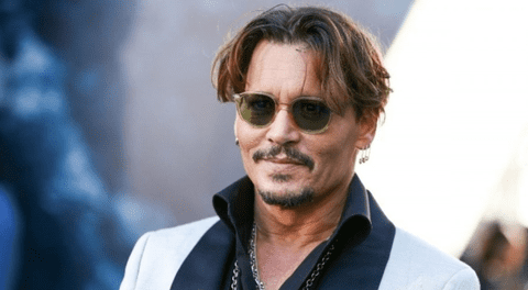 Johnny Depp aparece con nuevo estilo frente a escenarios.