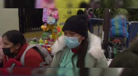 Familias pernoctan en las afueras del Hospital del Niño pese al frio [VIDEO]