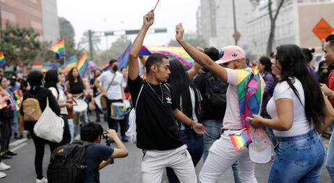 Manifestantes celebraron el orgullo gay mediante baile en el centro de Lima.