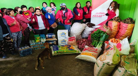 Voluntariados llevan víveres para olla común de los pobladores de