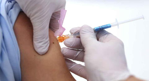 El Minsa pide a la población de 30 años a más acercarse a los vacunatorios para recibir la cuarta dosis contra el Covid-19.