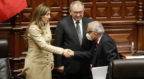 Lady Camones y Aníbal Torres dándose la mano en el hemiciclo del Congreso