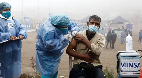Personal de salud continúa vacunando distintas zonas de Lima contra el coronavirus.