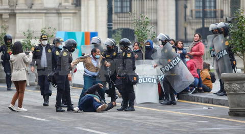 Pese a que solo se encontraban sentados con pancartas para hacer sentir su voz, la PNP las sacó a empujones y se produjo un enfrentamiento.