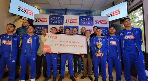 Los jugadores José Carvallo y Rinaldo Cruzado presentes en ceremonia.