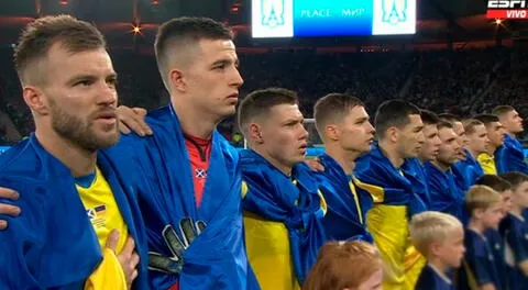 Escocia vs. Ucrania: futbolistas ucranianos salen a la cancha con banderas de su país