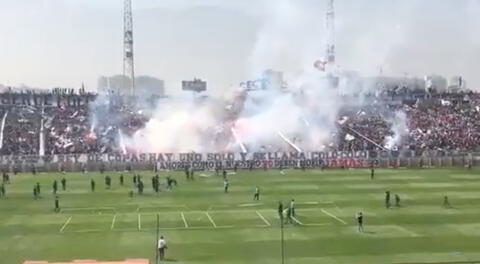 Techo del estadio Colo Colo en Chile colapsó luego de que hinchas se colgaran en las barras metálicas.