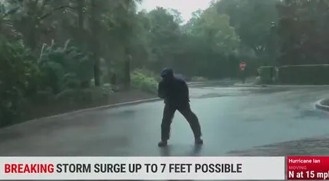 Huracán Ian: reportero trasmite en vivo en medio de la tormenta y casi sale volando [VIDEO]