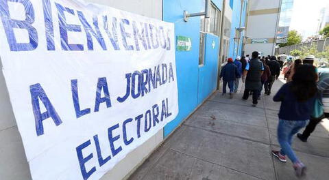 Votantes durante las elecciones en Cusco