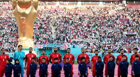 Futbolistas de Irán se rehusaron a cantar el himno de su país.