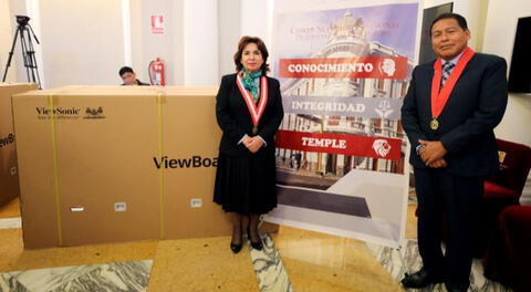 La presidenta del Poder Judicial Elvia Barrios hizo entrega de los modernos equipos al presidente de la Corte Superior Nacional