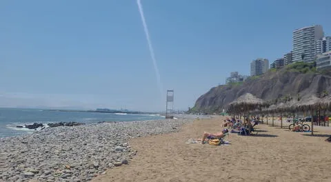 Playa de Miraflores con presencia de veraneantes
