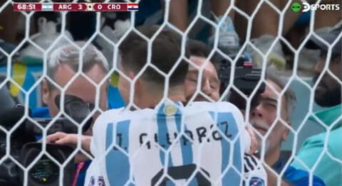 Julián Álvarez define el tercer gol para Argentina tras una excelente asistencia de Lionel Messi
