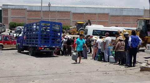 Ciudadanos arequipeños recorren las calles en busca de  GLP