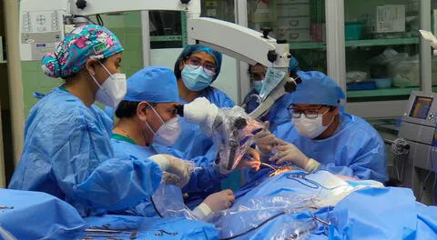 Los médicos en plena operación en el INSN-Breña