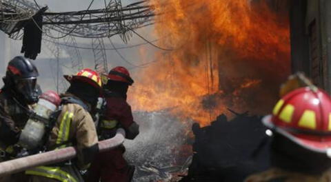 Incendio de Villa El Salvador fue controlado por el cuerpo de bomberos
