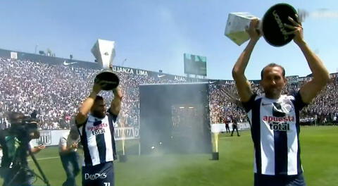 Hernán Barcos y Josepmir Ballón desatan la euforia en Matute saliendo con las dos copas en la Tarde Blanquiazul 2023