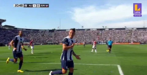 Pablo Lavandeira de cabeza anota el primer gol en la tarde blanquiazul