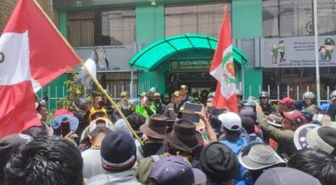 Eran pocos los efectivos de la Policía Nacional del Perú que se encontraban en la puerta, mientras los manifestantes eran centenares.