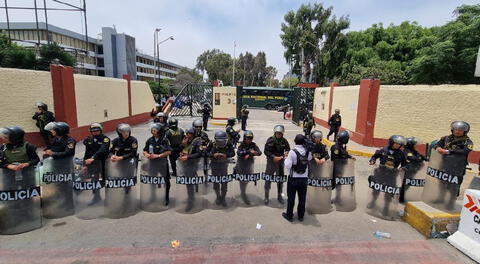 Policías resguardando el ingreso y salida de la Universidad San Marcos