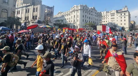 Plaza San Martín: manifestantes marchan junto a reservistas de las FF.AA