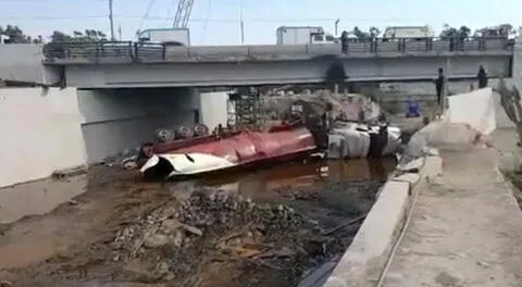 Lurigancho-Chosica: Tráiler cae del puente Huaycoloro y contamina el río con peligrosa sustancia