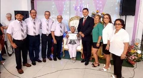 Anciana cumple 100 años de vida y lo celebra junto a su numerosa familia.
